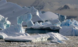 Les glaces de l'Antarctique fondent dix fois plus vite qu'il y a 600 ans pendant l'été, la perte de banquise ayant été la plus rapide au cours des 50 dernières années, révèle une étude internationale à laquelle ont participé des laboratoires de Grenoble et Montpellier.