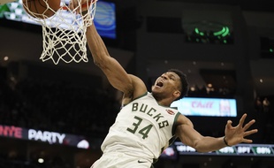 Giannis Antetokounmpo au dunk. Une scène classique !