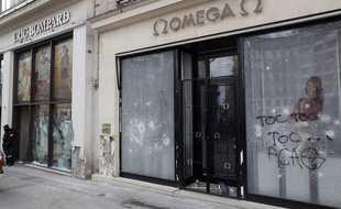 Une vitrine endommagée aux Champs-Elysees après une manifestation des "Gilets jaunes".(Photo by Geoffroy VAN DER HASSELT / AFP)