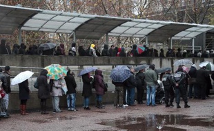 La politique d'enfermement et d'expulsion des sans-papiers n'a pas changé depuis l'arrivée de la gauche au pouvoir, a déploré mercredi le secteur associatif en plaidant pour l'adoption rapide d'une loi, promise par le gouvernement mais sans cesse reportée.