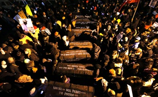 Plus de 1.500 personnes ont défilé à New York, le 4 décembre 2014, pour protester contre la non-inculpation d'un policier blanc responsable de la mort d'un homme Noir.