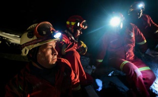Des sauveteurs fouillent les décombres à la recherche de survivants du séisme le 18 avril 2016 à Manta