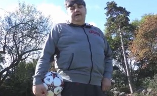 Capture d'écran d'une vidéo sur laquelle Pierre Ménès effectue une série de huit jongles pour répondre à Patrice Evra.