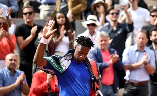 Gaël Monfils, surclassé par Dominic Thiem en huitièmes de finale de Roland-Garros, le 3 juin 2019.