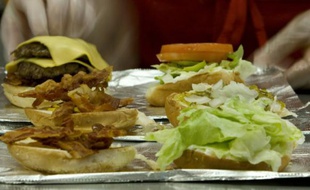 Des cheesburgers en cours de préparation dans un restaurant Five Guys en Viginie aux Etats-Unis, le 25 juin 2007