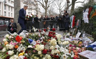 Le secrétaire d'Etat John Kerry rend hommage le 16 janvier 2015 à Paris, au policier Ahmed Merabet tué lors de l'attentat contre Charlie Hebdo