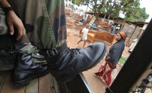 Plusieurs centaines de personnes ont lancé mercredi des projectiles vers l'ambassade de France à Bangui, après avoir fait un sit-in devant l'ambassade américaine pour dénoncer la situation dans le pays dont une partie est occupée par la coalition rebelle.