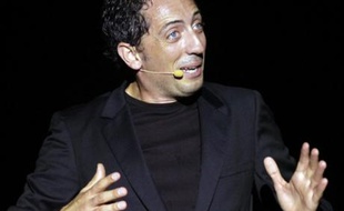L'humoriste Gad Elmaleh a été vendredi après-midi assigné à comparaître devant la 1ère chambre civile du tribunal de grande instance de Draguignan par la ville de Saint-Raphaël qui lui réclame 100.000 euros de dommages et intérêts pour avoir annulé lundi son spectacle, a-t-on appris auprès de l'avocat de la commune.