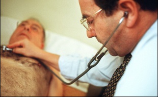 Près de neuf médecins généralistes sur dix d'Ile-de-France limitent les visites à domicile, et la plupart en ont une opinion négative, indique une étude de l'Union régionale des médecins libéraux (URML) d'Ile-de-France révélée dimanche par Le Parisien.