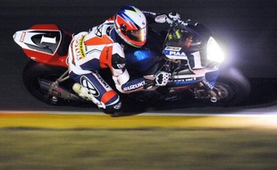 La Kawasaki N.11, tenante du titre, menait toujours les débats à l'issue de la 7e heure de course des 24 Heures du Mans Moto, possédant près d'un tour d'avance sur la Yamaha N.94, de l'écurie française GMT, et la Suzuki N.1.