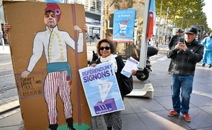 Des manifestants protestent contre la privatisation d'ADP, le 5 octobre à Marseille.