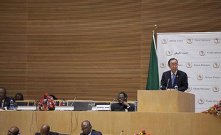 Le secrétaire général de l'ONU, Ban Ki-moon fait une déclaration à la tribune de la Commission de l'Union Africaine, le 30 janvier 2015 à Addis Abeba, en Ethiopie