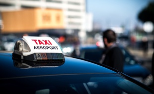 Un taxi devant l'aéroport Toulouse-Blagnac. Illustration.