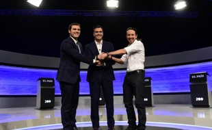 De gauche à droite: Albert Rivera, avocat et fondateur du parti "Ciudadanos", Pedro Sanchez, leader du parti socialiste espagnol (PSOE), et Pablo Iglesias du parti "Podemos", le 30 novembre 2015 à Madrid