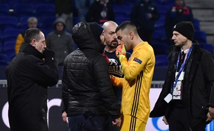 Anthony Lopes a tenté de calmer les supporters à la fin du match.