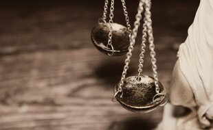 Une aide-soignante condamnée six mois de détention à domicile sous surveillance électronique pour vol et injures racistes à l'encontre d'une caissière.