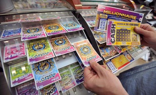 Gérard Colé, ancien président de la Française des Jeux de 1989 à 1993, accuse l'entreprise d'avoir trompé les joueurs en leur faisant croire qu'il y a dans les jeux de grattage "une égalité des chances qui n'a jamais existé", dans un entretien mercredi à l'AFP.