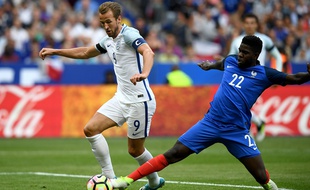 L'Angleterre a rapidement ouvert la marque, Samuel Umtiti a répliqué pour les Bleus, lors du match amical, le 13 juin 2017, au Stade de France à Paris.