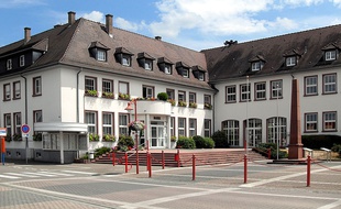 La mairie d'Oberhoffen-sur-Moder, d'où le départ de la marche sera donné.