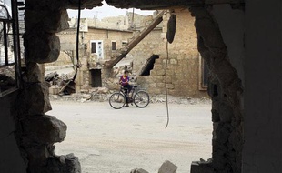 Un garçon et son vélo près d'une zone bombardée à Atareb (Syrie), le 24 octobre 2012.