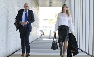 Deux avocats de familles de victimes du crash du vol MH17 arrivent au procès à Amsterdam, lundi 6 septembre 2021.