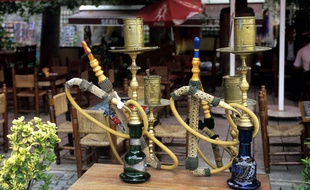 Des narguilés dans un café d'Istanbul, en Turquie.