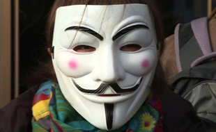 Les participants au clip portaient des masques type Anonymous ou Casa del Papel.