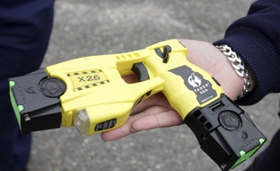 Un taser utilisé par la police, en septembre 2008. Illustration.
