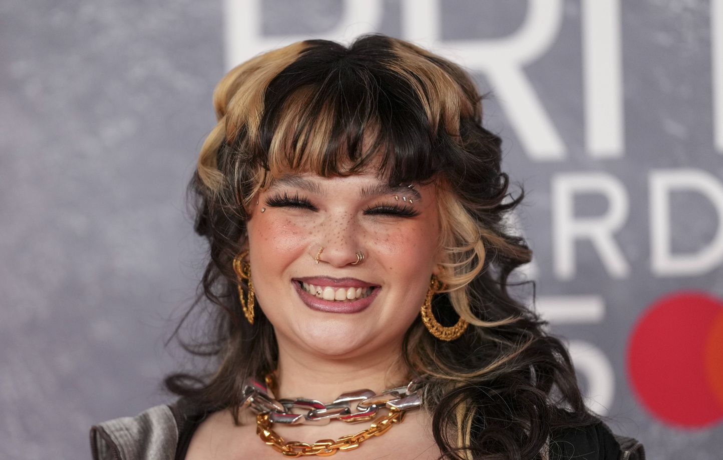 Qui est Lola Young, la star bordélique qui marche sur les pas d’Amy Winehouse ?