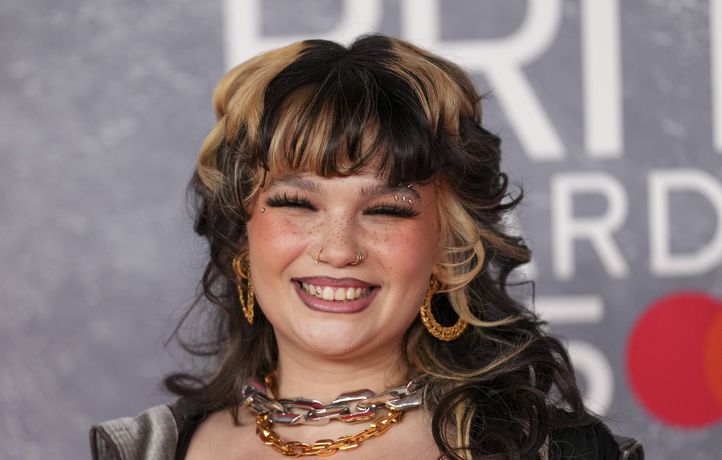 Lola Young, la star bordélique qui marche sur les pas d’Amy Winehouse