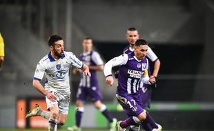 Le milieu offensif du TFC Adrien Regattin face au défenseur bastiais Julian Palmieri lors de la rencontre de Ligue 1 Toulouse - Bastia, le 17 janvier 2015.