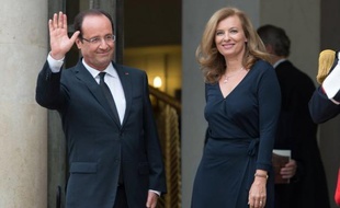 Il n'y a pas de volonté du président François Hollande de faire "pression" sur la justice dans l'affaire qui oppose lundi sa compagne, Valérie Trierweiler, aux auteurs d'une biographie, "La Frondeuse", il s'agit "d'un témoignage", a affirmé une source proche de M. Hollande