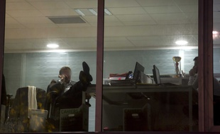 Un homme dans son bureau à Paris.