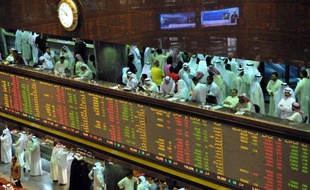 Des boursiers suivent l'évolution des indices à la Bourse du Koweit, le 16 septembre 2013
