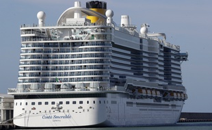 Le Costa Smeralda, où deux passagers ont été soupçonnés d'avoir contracté le coronavirus, bloquant ainsi tous les passagers à bord.