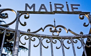 Illustration: Une mairie dans la Sarthe.