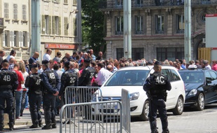 Marseille le 09 JUIN 2015 Les taxis manifestent devant la préfecture.