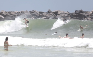 Illustration de surfeurs et nageurs sur la plage de Panama City Beach, en Floride.