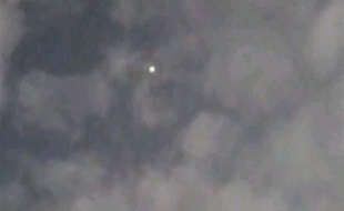 Capture d'écran d'une vidéo d'un point lumineux dans le ciel de Sao Paulo, le 21 juin 2013.