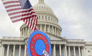 Des adeptes du mouvement QAnon étaient présents lors des émeutes à Washington le 6 janvier dernier.