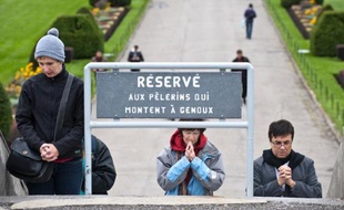 Une manifestation à l'appel d'un collectif musulman a rassemblé quelques milliers de personnes samedi à Montréal pour protester contre le projet du gouvernement québécois de bannir les signes religieux ostentatoires dans la fonction publique.
