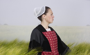 Une coiffe Jobeline du pays de Pontivy datant des années 1910-1920.