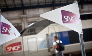 Un passager à côté d'un TGV en gare de Bordeaux, le 9 juillet 2012