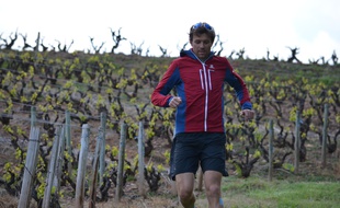 François D'Haene court ici au milieu de ses vignes, à Saint-Julien dans le Rhône.