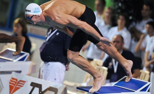 Le nageur français Alain Bernard lors d'une compétition à Angers, le 4 décembre 2011 au départ d'un 100m nage libre.