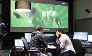 Le directeur artistique vérifie que le son enregistré colle bien à l'image de «Minuscule 2» dans la cabine du studio.