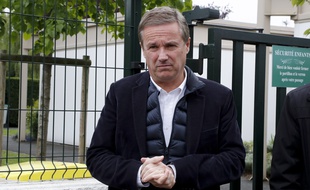 Le président du parti Debout la France, Nicolas Dupont-Aignan, à la sortie du bureau de vote pour le second tour de l'élection présidentielle le 7 mai 2017, à Yerres.