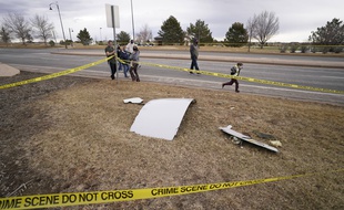 Des débris de l'avion de United Airlines à Broomfield dans le Colorado, le 20 février 2021.