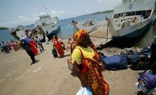 Le secrétaire d'Etat à l'Outre-mer Christian Estrosi a envisagé vendredi sur France 2 "une décision exceptionnelle" concernant l'île de Mayotte, où "tout enfant né de parents en situation irrégulière" ne pourrait plus "réclamer" la nationalité française.