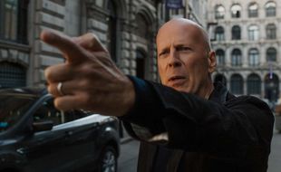Bruce Willis mime-t-il un pistolet ou joue-t-il à «tire sur mon doigt» dans «Death Wish», difficile à savoir...
